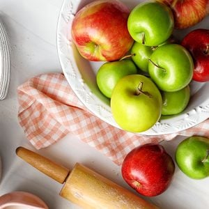 Apples in a pie dish